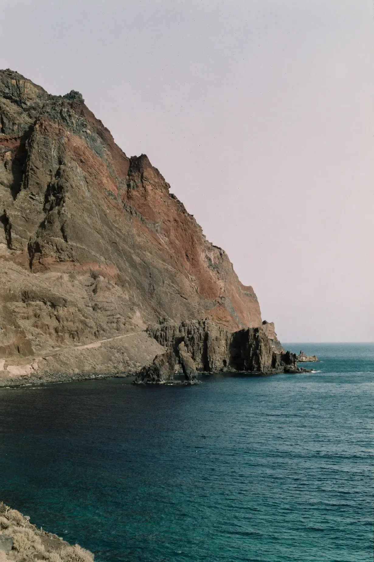 el-hierro-tierra-roja-mar-azul-intenso