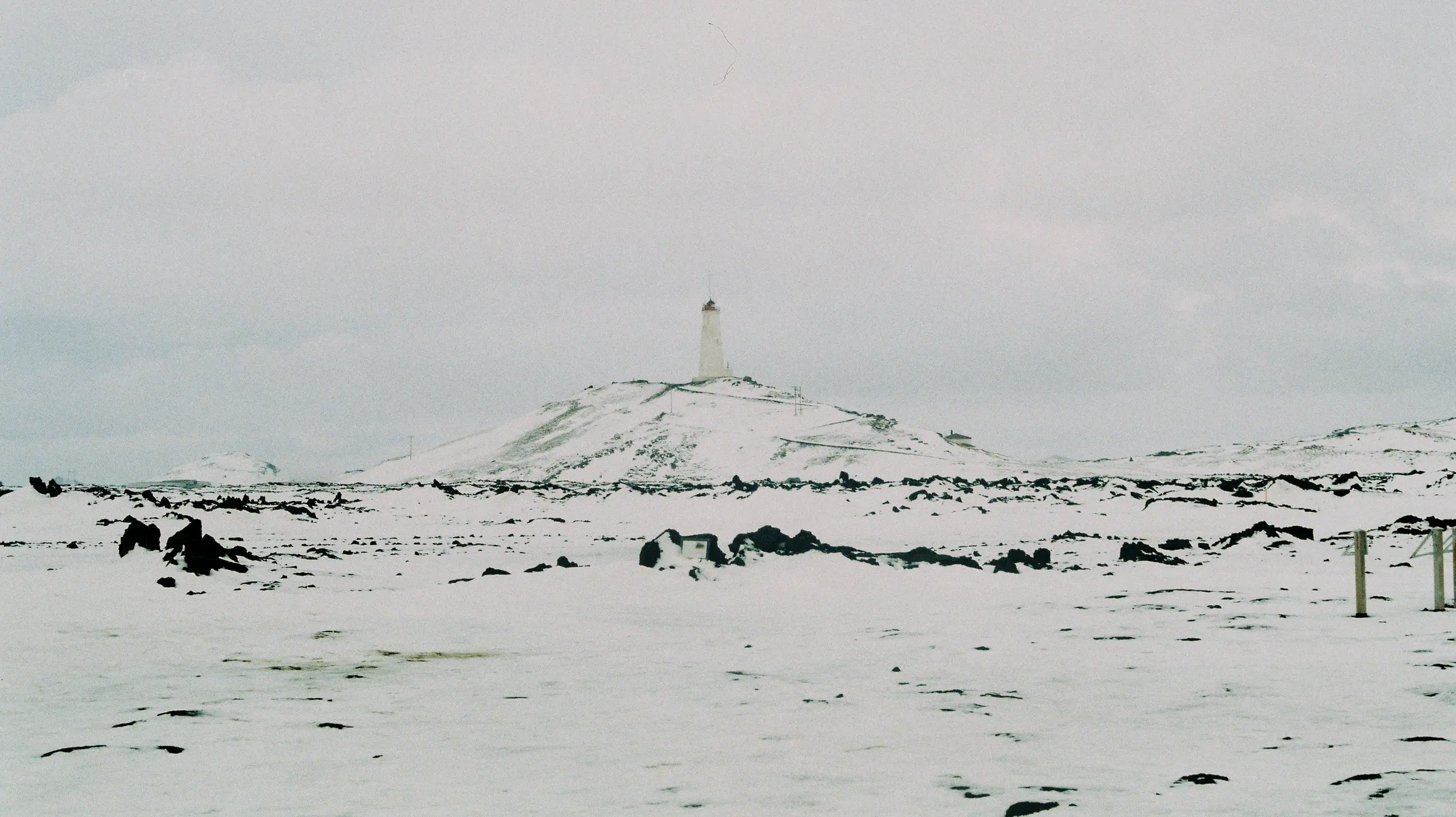 islandia-faro-tierra-nieve
