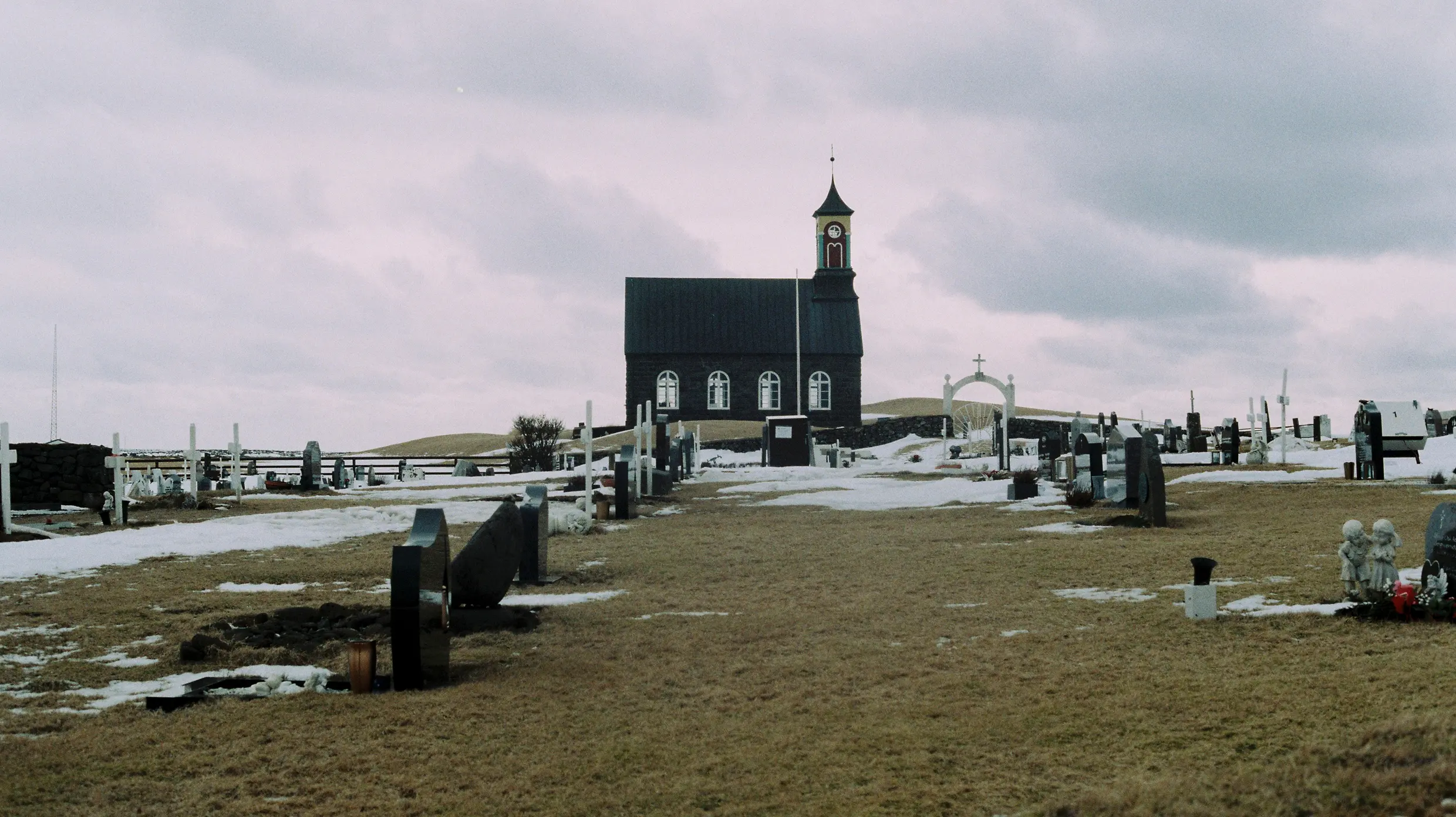 islandia-iglesia-madera-negra-prado
