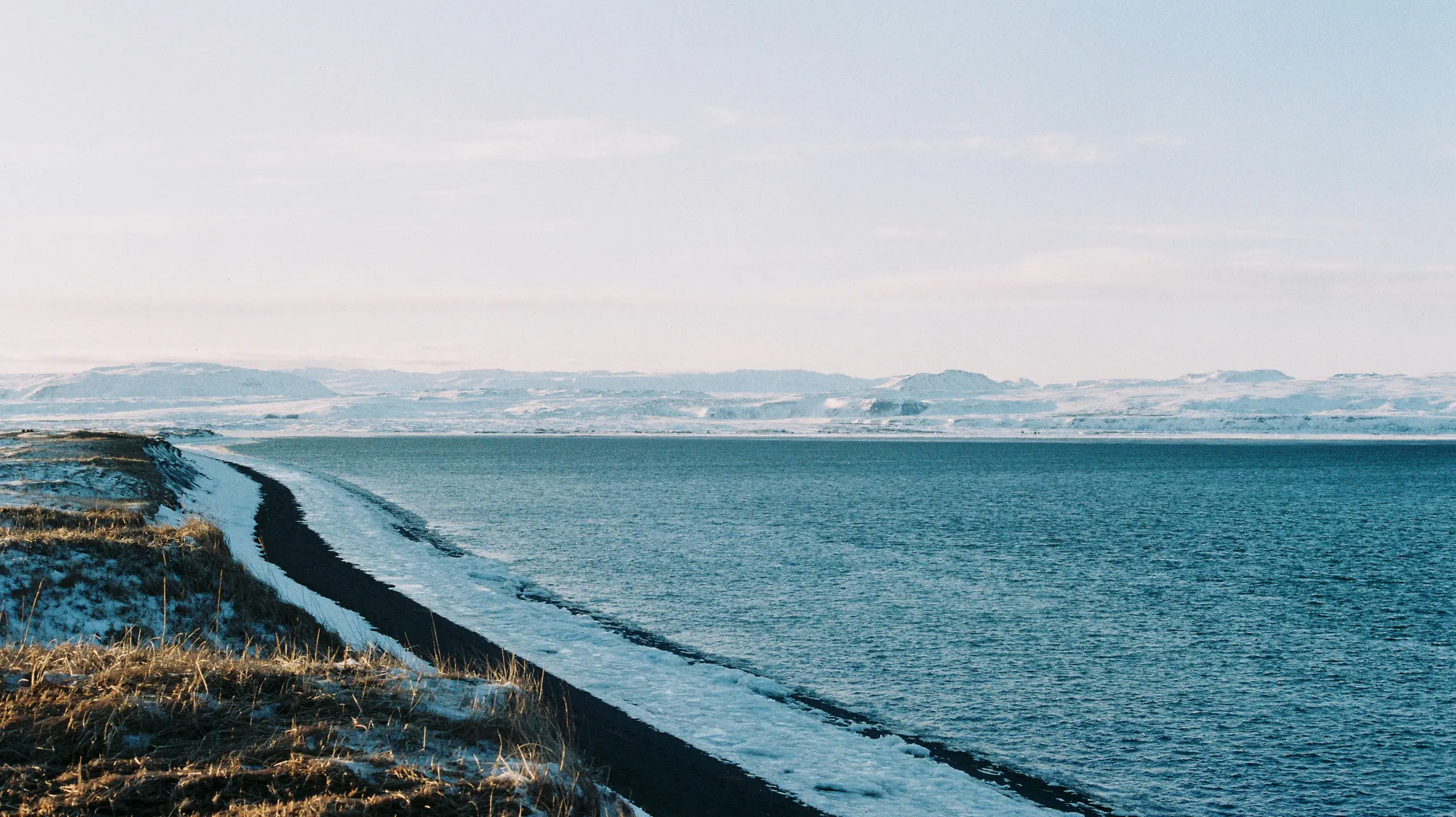 islandia-nieve-sol-mar-azul-intenso