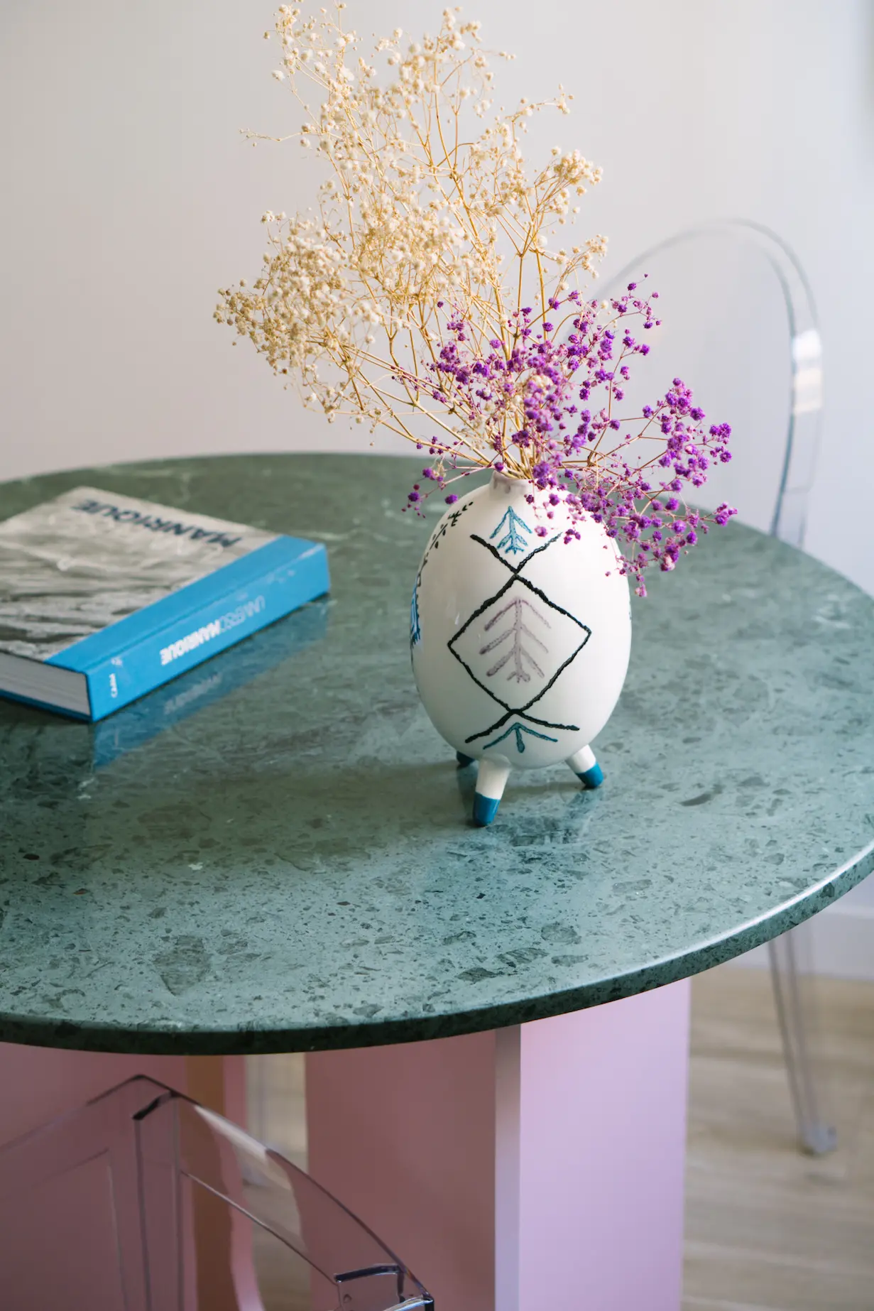 reforma-interior-mesa-marmol-verde-rosa