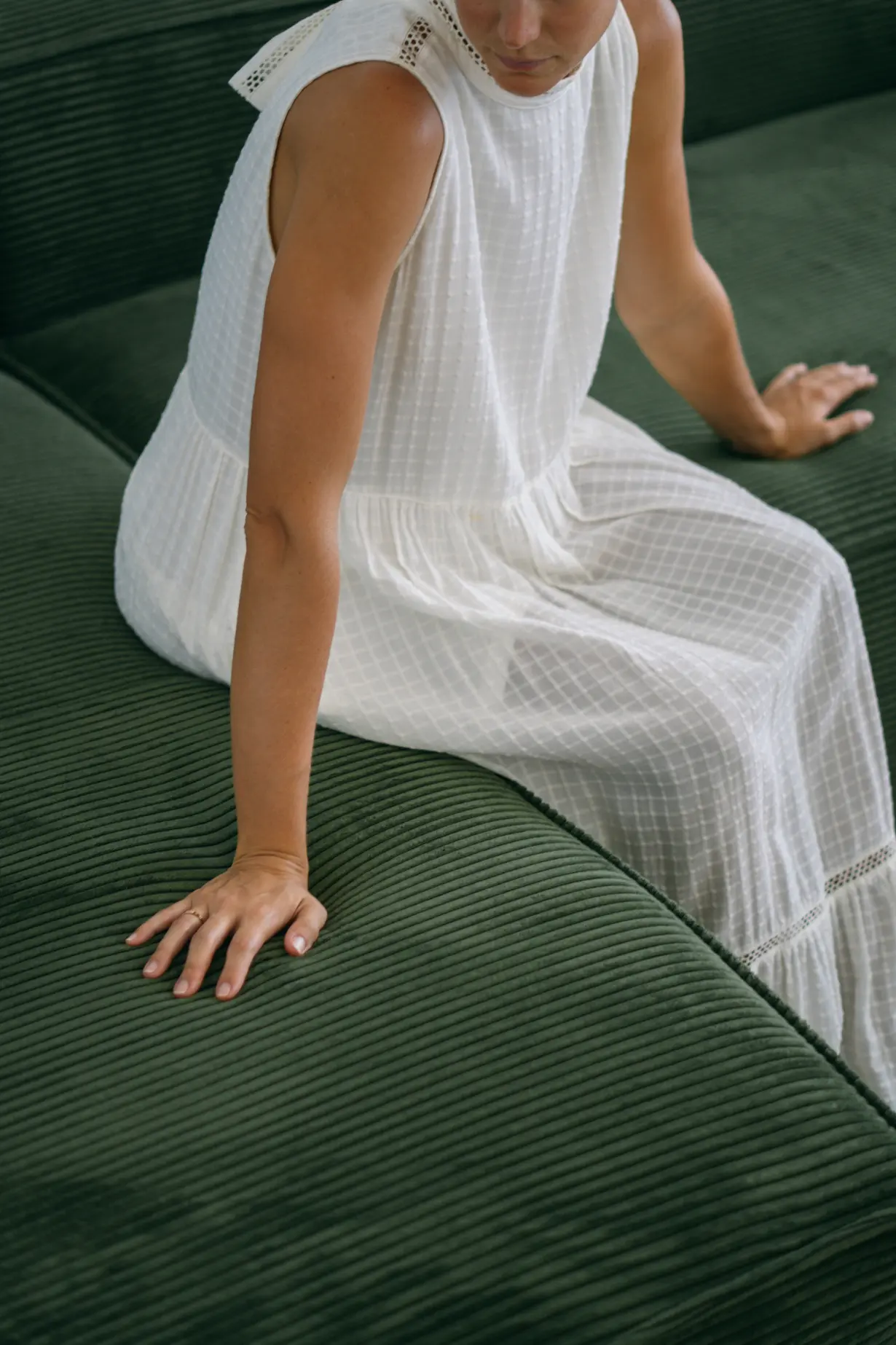 reforma-interior-sofa-pana-verde-kave-home-sofa-block
