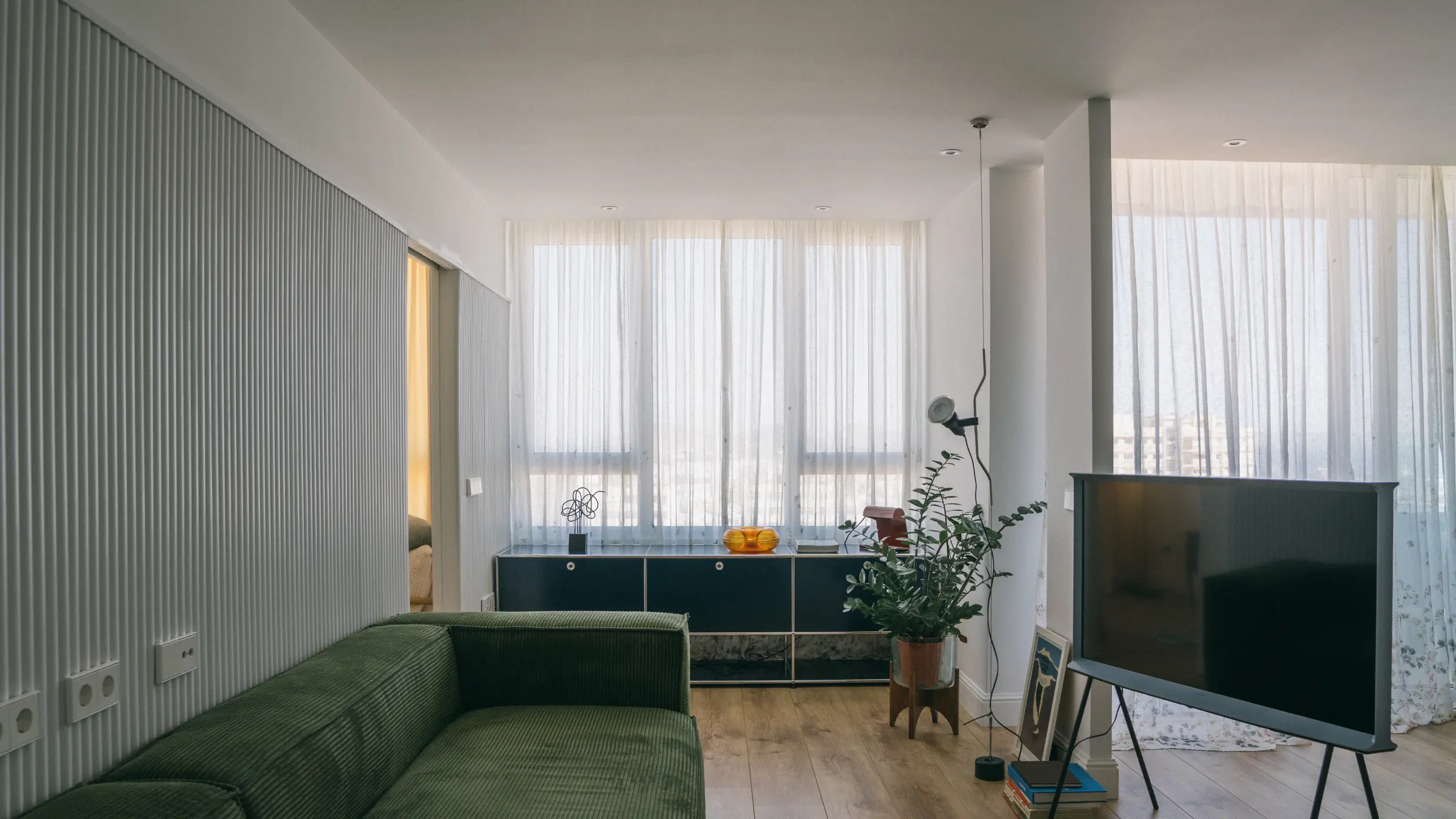 reforma-interior-usm-panel-orac-tv-the-serif